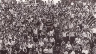 Такива бяхме ние – поколението, чиито първи десет години на трибуните бяха през 80-те. Стадионът беше нашият храм, футболът – нашата страст. И като че ли всичко беше доста по-истинско.