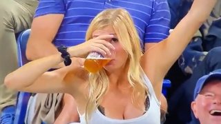 Блондинка с бирени ексове стана сензация на US Open (видео)