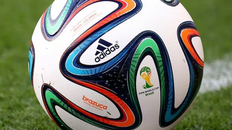 Brazuca (2014)
Jabulani се превърна в кошмар за Adidas, така че за Световното първенство в Бразилия през 2014 г. германците пуснаха "най-тестваната топка в историята". Отново имаше намаляване на броя на панелите, като Brazuca имаше само шест. Brazuca предизвика много по-малко противоречиви реакции и беше въведена от редица клубни лиги, включително Бундеслигата и MLS.