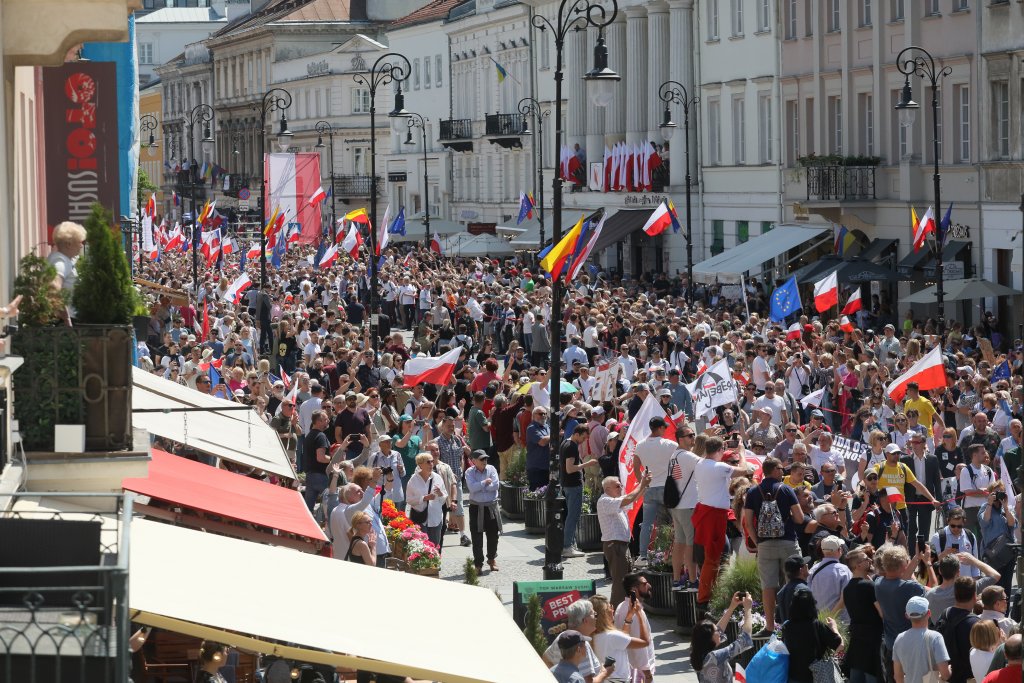 Половин милион души на антиправителствен протест в Полша