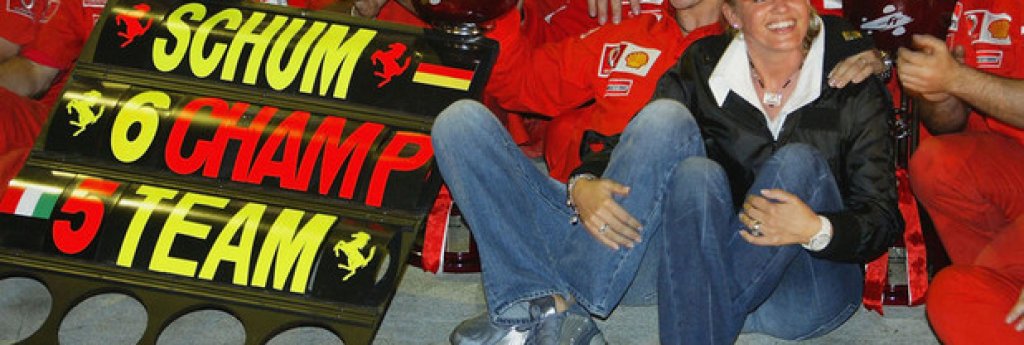 Михаел, Корина и екипът на Ferrari след шестата световна титла на германеца