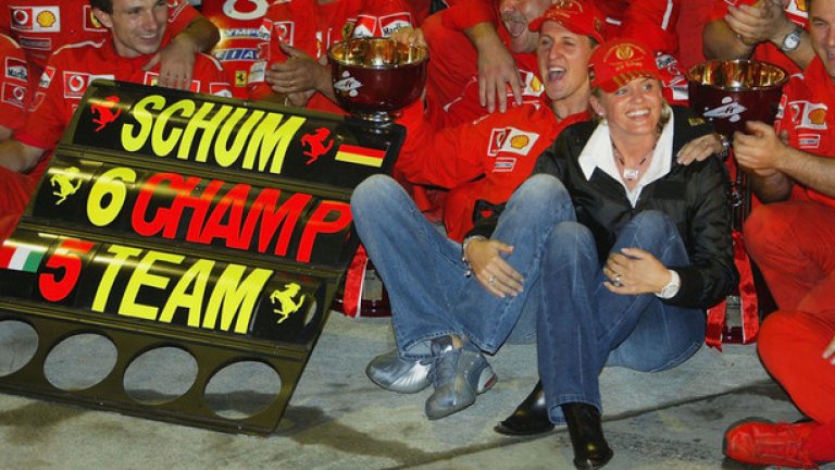 Михаел, Корина и екипът на Ferrari след шестата световна титла на германеца