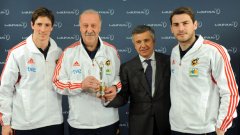 Селекционерът на Испания Висенте дел Боске и играчите Фернандо Торес и Икер Касияс позират с наградата "Лауреус" за отбор на годината