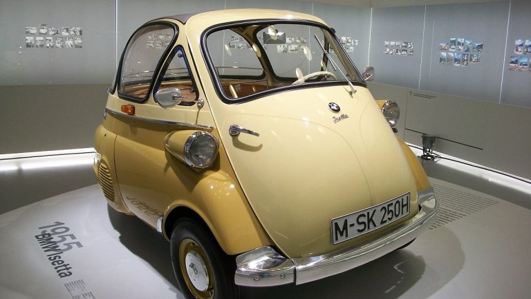 BMW IsettaКолкото повече гледаме тази двуместна кола, толкова по-странна ни изглежда тя. На мястото на предния капак е вратата за влизане в нея, както и воланът. Може да достигне до 80 км/ч, ако ви стиска да се возите с толкова в нея, разбира се.