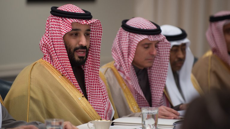 Принц Мохамед бин Салман, Саудитска Арабия
Безспорно едно от най-важните имена в политиката в арабския свят, за принц Мохамед се чува все по-често - както в положителен, така и в отрицателен план. 32-годишният син на крал Салман успя да изпревари в линията на унаследяване няколко по-големи братя и редица силни фигури в кралския двор на Саудитска Арабия. В момента той на практика управлява страната от името на баща си, който все повече се оттегля от светските си функции. В момента той е женен, с 4 деца.