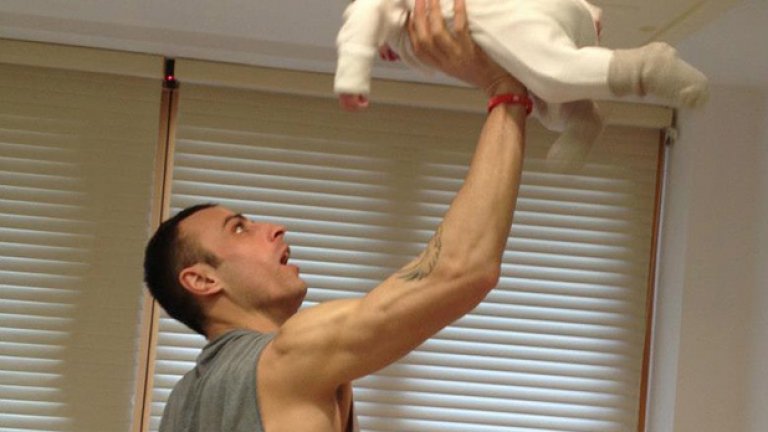 Митко публикува снимка във Facebook как подхвърля дъщеря си Елиа във въздуха, докато чака поредния мач.