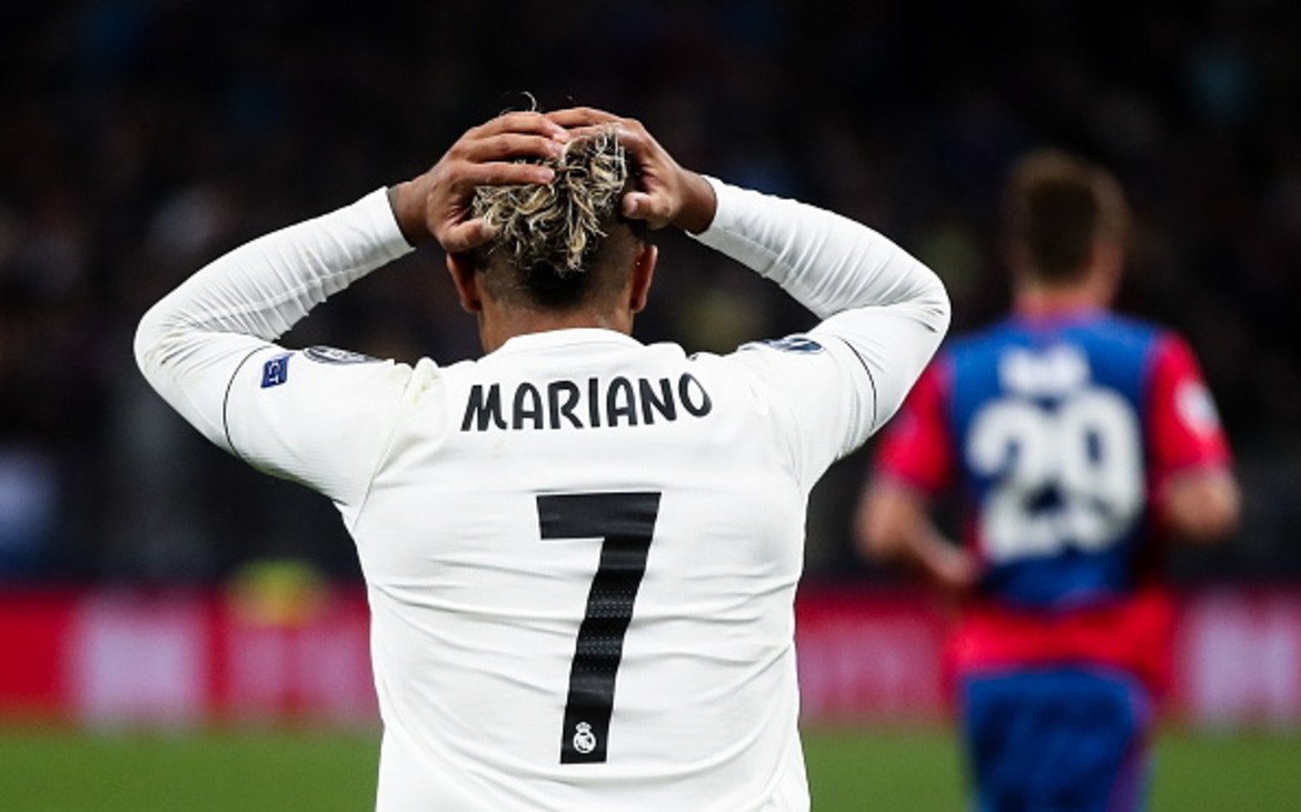 11. Мариано Диас – от Лион в Реал Мадрид, 21,5 млн. евро
Реал се възползва от клаузата да си върне Мариано след страхотния му сезон при „хлапетата“ и продажбата на Кристиано Роналдо. Диас облече фланелката с №7, но не успя да влезе в обувките на португалеца, и отбеляза едва четири гола в 22 мача за „белите“. Разбира се, контузиите и смяната на треньорите също не му помогнаха в повторната адаптация на „Сантяго Бернабеу“.
