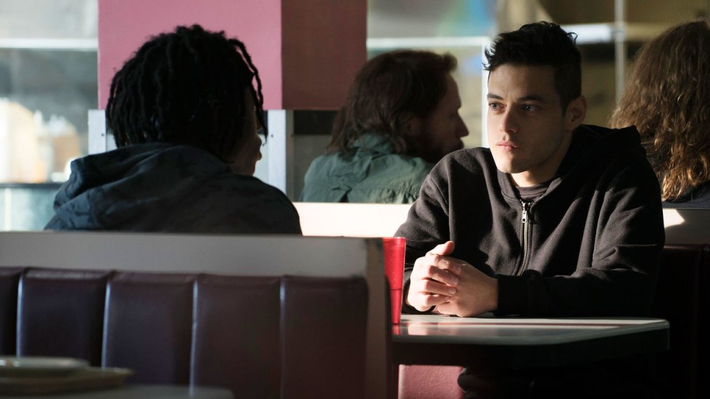 12. Mr. Robot
Невероятният сериал с Рами Малек има рейтинг 85.85 и в момента тече неговият втори сезон. Досега шоуто не е получавало „Еми“, но тази година има такава възможност в 6 категории.