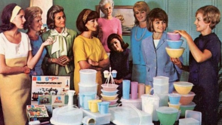 През 1942 година  Ърл Тъпъруеър произвел малко контейнерче с цветен капак... И само за няколко години неговата компания Tupperware се превръща в основния производител на подобни кутии... Защото битът може да бъде забавен.