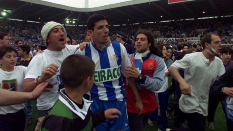 2000 г. - времена, в които Ла Коруня бе страшилище. Феновете на Депортиво са обградили Рой Маккай след титлата на тима.