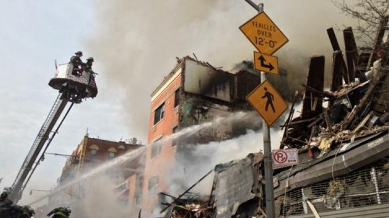 Експлозия срути две сгради в Ню Йорк (обновена)