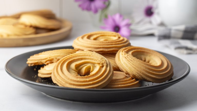 Датски бисквитиСамо четири съставки – масло, брашно, прясно мляко и пудра захар. Всичко допълнително е въпрос на наличности и фантазия. 300 грама масло и 90 грама пудрата захар се разбиват до пухкава въздушна смес. Постепенно пресяваме вътре около 250 грама брашно и с шпатула смесваме на тесто. Добавяме 2-3 супени лъжици прясно мляко, за да стане по-еластично тестото. 

Изсипваме в шприц и оформяме бисквити, след което печем в добре загрята на 160 градуса фурна. След това можем да поръсим с пудра захар или да потопим в течен шоколад. В сместа може да се добави и ванилия, ром, шоколадови парченца.