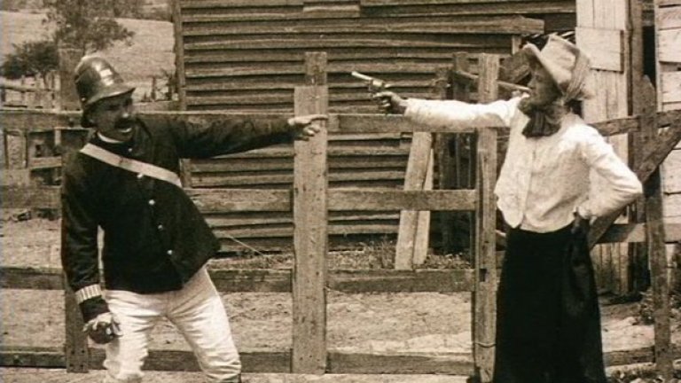 "Историята на бандата на Кели" (1906)

Първият пълнометражен художествен филм, създаван някога, не е заснет в САЩ, където холивудската студийна система се появява през второто десетилетие на XX век, или дори във Франция, където изобретатели като братя Люмиер прожектират някои от първите "движещи се картини". Той е заснет на изключително нетипичната локация Мелбърн, от известна фамилия от шоубизнеса - семейство Таит.

Режисьорът Чарлз и продуцентите Джон и Невин пренасят в кината своята версия на легендата за Нед Кели (най-прочутия човек извън закона в страната) в тогава немислимия формат от пет ролки, което се равнява на повече от 1200 метра филм и времетраене, надвишаващо час. Сюжетът на The Story of the Kelly Gang, посветен на доброволец герой, борещ се срещу елита, е нещо, към което киноразказвачите се връщат в безброй версии в следващите години. Комбинацията на техническо поднасяне и умело разказване на сюжета отрано показва енергичността и иновативността на австралийската филмова индустрия.