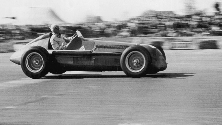 Alfa Romeo 158 от 1950 година
На практика това е автомобилът, заложил модела за развитието на колите в началото на световния шампионат във Формула 1 през 1950. Естествено, този болид не е създаден от нулата. Първата версия на 158 се появява още през 1938 година – болидът се задвижва от 1,5-литров двигател, разположен отпред, мощността му е над 300 конски сили, а общото тегло на автомобила – малко над 600 кг. Джузепе Фарина печели с 158 титлата през 1950, а за сезон 1951 се появява и 159, който също взима световната титла. Класически болид за началото на 50-те години.