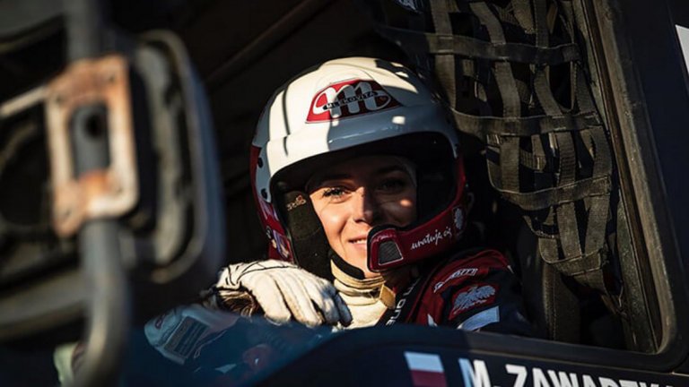 Тя участва в "Мис Вселена", а сега кара камион в Африка