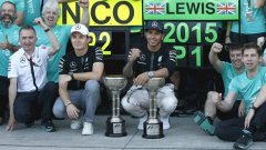 Люис Хамилтън и Нико Розберг позират с трофеите си след края на Гран при на Япония