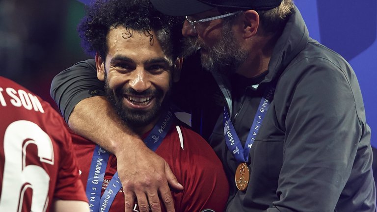 Щастливите Мохамед Салах и Юрген Клоп след победата с 2:0 над Тотнъм във финала на Шампионската лига