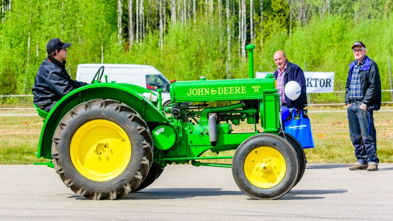 Откраднати трактори с марка John Deere са с блокиран от производителя софтуер