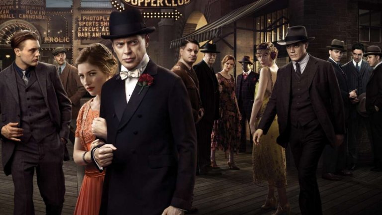 Boardwalk Empire / "Престъпна империя"
Началото на XX век и Сухият режим в САЩ - златното време на американската мафия. Лас Вегас все още го няма и Атлантик Сити е столицата на хазарта в страната. Реки от контрабанден алкохол се леят в никнещите като гъби незаконни пивници. Едно от местата, където Сухият режим почти не се усеща поради стабилните протекции на корумпирани политици, е именно Атлантик Сити – скъп курорт, известен с казината и нощния си живот. Некоронования крал на Атлантик Сити е неговият ковчежник - един колкото смел, толкова и лукав и безскрупулен човек - Нъки Томпсън (Стив Бушеми). Ако си падате по истории за мафията, този сериал определено ще ви грабне.