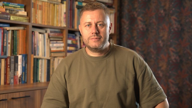 Милков се определя като "отдаден пътешественик", а не "колеблив турист"