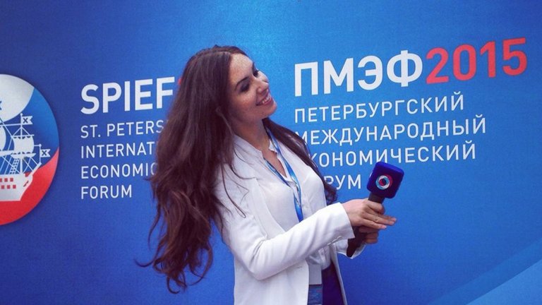 Надолская сподели пред Life.ru, че отишла в стаята на Марадона, за да го интервюира, но след известно време аржентинецът се опитал да свали роклята й и започнал да я опипва.


