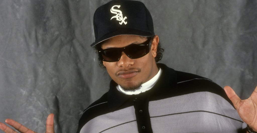 Eazy-E
Още една легенда на хип-хопа, която си отива твърде рано. Израства в размирния град Комптън, недалеч от Ню Йорк, и още от малък започва да продава наркотици. Впоследствие основава групата N.W.A. заедно с Ice Cube, Dr. Dre и Arabian Prince, ставайки едно от водещите имена в гангстерския хип-хоп. 
В началото на 1995 г. Изи е приет в болница заради проблеми с дишането. Първоначално лекарите смятат, че става въпрос за астма, но изследванията показват СПИН. Само месец след диагнозата, на 16 март 1995 г., Eazy-E умира от усложнения покрай болестта.