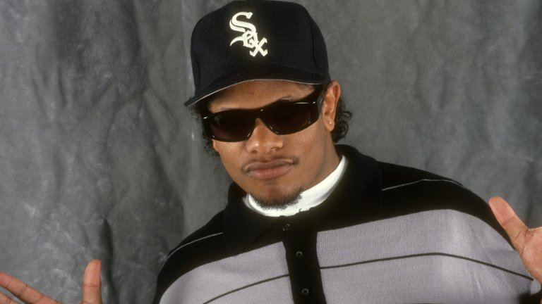 Eazy-E
Още една легенда на хип-хопа, която си отива твърде рано. Израства в размирния град Комптън, недалеч от Ню Йорк, и още от малък започва да продава наркотици. Впоследствие основава групата N.W.A. заедно с Ice Cube, Dr. Dre и Arabian Prince, ставайки едно от водещите имена в гангстерския хип-хоп. 
В началото на 1995 г. Изи е приет в болница заради проблеми с дишането. Първоначално лекарите смятат, че става въпрос за астма, но изследванията показват СПИН. Само месец след диагнозата, на 16 март 1995 г., Eazy-E умира от усложнения покрай болестта.