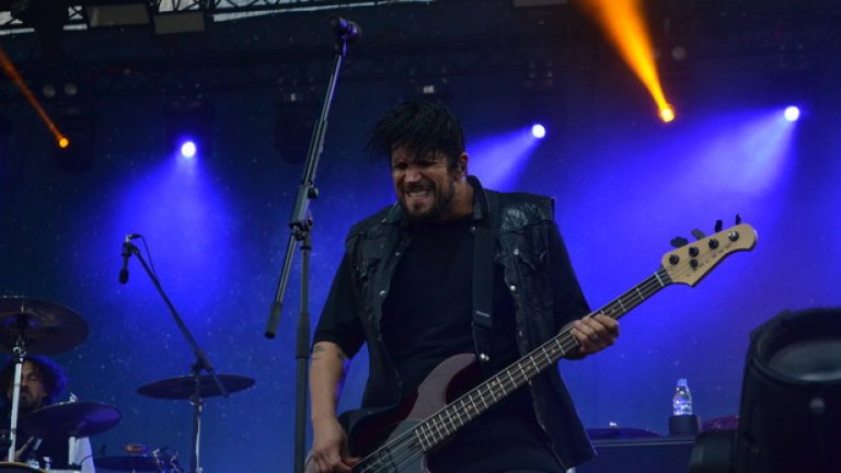 Преди концерта Papa Roach се запознаха със свои фенове в България