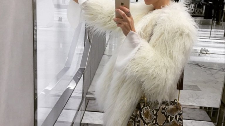 Поредното селфи с кожено палто