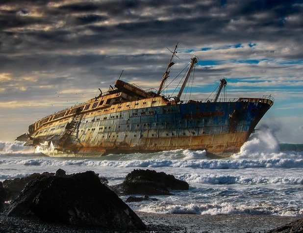 Изоставен през 1994 година американски кораб край Канарските острови