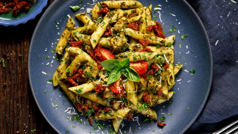 Паста със спанак и сушени доматиПастата не е задължително тежко ястие със стотици калории. Можем да използваме и пълнозърнеста паста, която сваряваме с минута-две под указанията на опаковката. В същото време на съседния котлон в дълбок тиган запържваме малка глава лук на дребно и няколко скилидки чесън. Като се запържат, слагаме и 500 грама спанак и супена лъжица доматено пюре. 
Когато спанакът омекне и смали обема си, слагаме и няколко грубо накълцани изсушени домата и изсипваме пастата заедно с малко от водата от варенето ѝ. Готвим до изпаряване на течността и обединяване на вкусовете и сервираме с пармезан и/или прясно сирене.