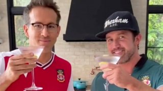 Рейнолдс и Макелъни не пропуснаха да заснемат как празнуват първата победа на Рексъм за сезона