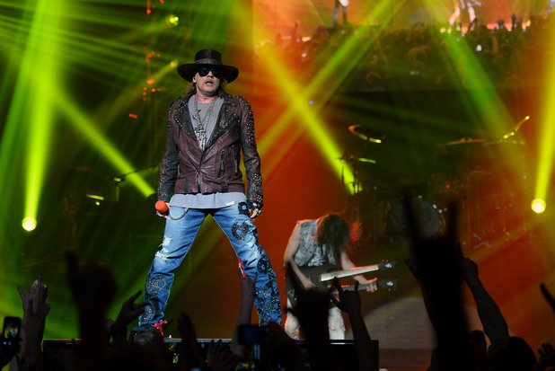 Аксел остана фронтмен и единствен постоянен член на Guns N' Roses