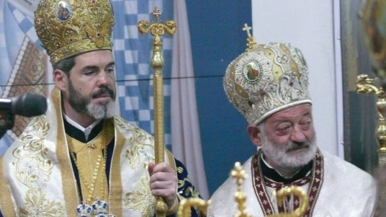 Функциите на Галактион (вдясно) ще бъдат поети временно от Западно- и Средноевропейски митрополит Антоний, който трябва да организира избора за нов водач на митрополията