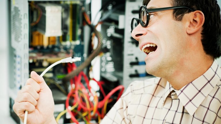 Понякога човек надценява способностите си и решава сам да се опита да оправи повредения си компютър. Ето някои от най-лошите решения, за които професионални техници разказват: