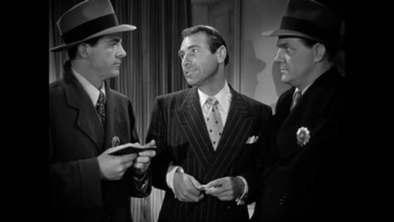 9. Където свършва тротоарът/Where the Sidewalk Ends (1950)
В този филм ноар детектив Марк Диксън иска да "излезе от обувките" на баща си и да се подчинява на закона. Проблемът е, че има особен нрав и е бил обект на множество жалби от граждани заради грубо отношение.
В същото време, гангстер, ръководещ незаконна хазартна операция изпада в беда, когато един от покровителите му се оказва мъртъв. След този инцидент, Марк Диксън отива да разпитва един от заподозрените и за пореден път изпуска нервите си. 
Това е една завладяваща история за един мъж, който се борби срещу собствената си природа. Той иска да бъде най-доброто, героично ченге. Неговите неконвенционални методи обаче го поставят на границата с онези, които той презира - престъпниците.
