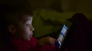 дете, таблет, конспирация, интернет, прекаляване, пристрастяване