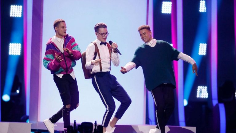 Mikolas Jozef - Чехия 
Русият Миколаш Йозеф с престорено хипстърските очила и тиранти беше симпатичен на сцената и явно и публиката го е харесала. Чехия отива на големия финал с "Lie to me".