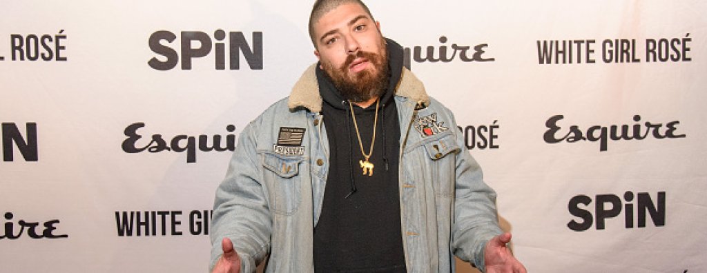 
25. Джош Островски (the Fat Jew)
Откаченото „друго Аз“ на Джош Островски печели последователи, споделяйки множество смешни снимки и видеа в Twitter и Instagram. Междувременно, Островски успя да напише книга – Money, Pizza, Respect – и да пус