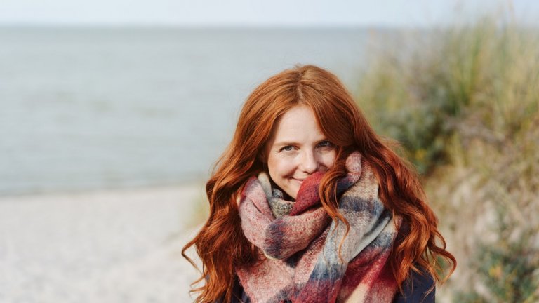 Ела, завържи ме 
Макси шаловете, тип XXL, също нямат намерение да слизат от модната сцена през следващите месеци. В тенденциите за този сезон те се сприятеляват с шапките с широка периферия, ботите и прилепналите дънки, за да създадат едновременно секси, комфортна, но и стилна визия