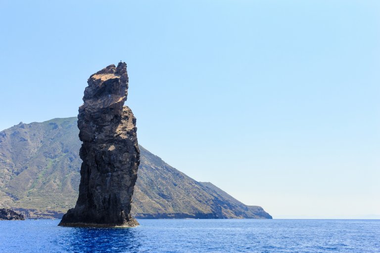 Скалата в морето "Ла Кана" до остров Филикуди