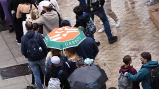 Премиерът Франсоа Байру призова към повишено внимание