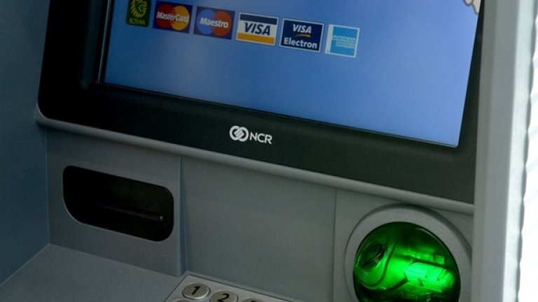 Вече можете да теглите пари от банкомат безконтактно