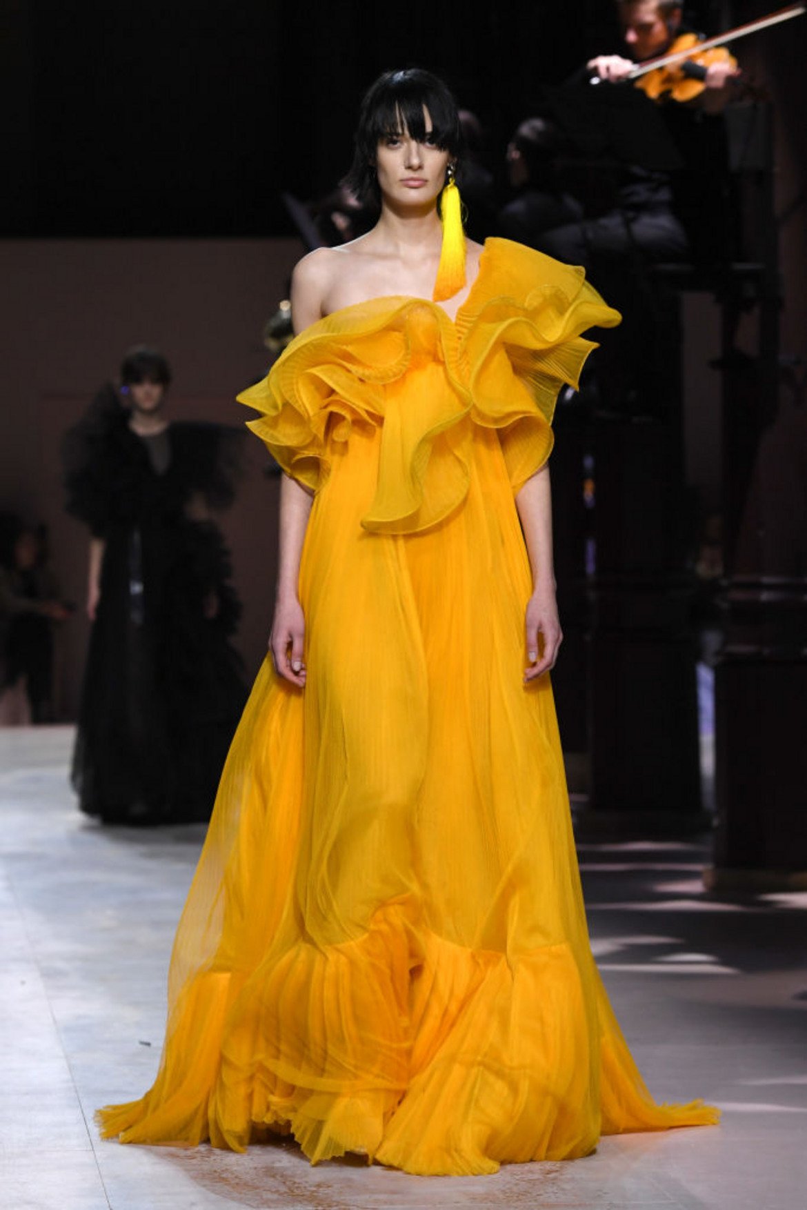 Шафран (Saffron)  
Живият нюанс на оранжево-жълто придава смелост, екзотика и оптимистичен облик на облеклото. 

Модел на Givenchy от колекцията висша мода пролет/лято 2020 г., част от Парижката седмица на модата през януари 2020 г.