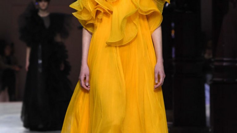 Шафран (Saffron)  
Живият нюанс на оранжево-жълто придава смелост, екзотика и оптимистичен облик на облеклото. 
Модел на Givenchy от колекцията висша мода пролет/лято 2020 г., част от Парижката седмица на модата през януари 2020 г.