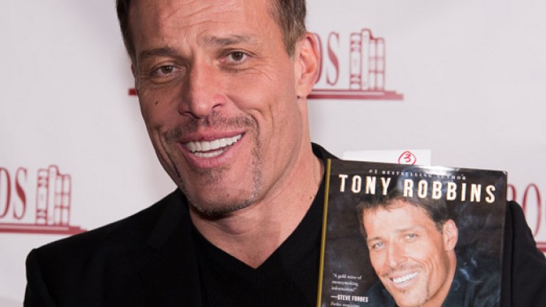 Тони Робинс - гуруто на гурутата със сигурност знае добре как да говори, но още по-добре знае как да продава. Като опитен търговец, на него не му пречи да напише книга "ПАРИ. Овладей играта. 7 лесни стъпки за финансова свобода". И в това няма нищо лошо. Стига да не забравяме, че всичките семинари за самопомощ и самоусъвършенстване в същността си представляват продажба на въздух под налягане в лъскава опаковка