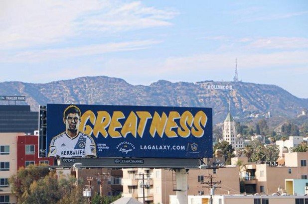 От 18 юли в Лос Анджелис ще се радват на класата на Стивън Джерард, който подписа с местния Галакси. Билбордове с легендата на Ливърпул вече личат в града край Холивуд.