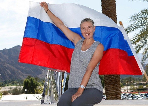 С трофея и руското знаме след победата на финала на Каролине Возняцки