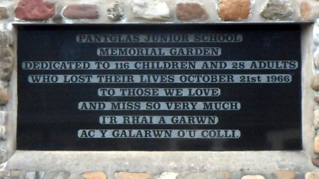 Aberfan_Memorial_Garden_dedication_plaque_-_3031769_afe588eb