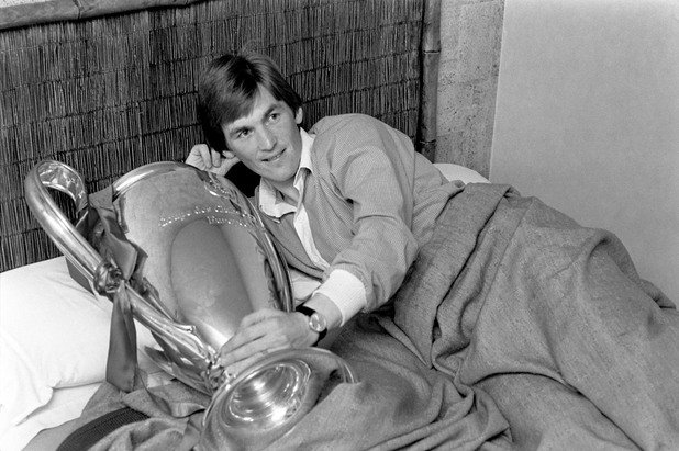 Прибра купата в стаята си след фантастичната вечер в Париж през 1981 г., когато Ливърпул отново е европейски шампион - 1:0 над Реал Мадрид.
